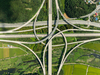 Aerial view of highway junction with traffic on the road. 고속도로 교차로.