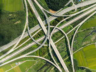 Aerial view of highway junction with traffic on the road. 고속도로 교차로.