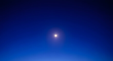 Obraz premium Celestial Luminosity A Single Star in the Deep Blue Night Sky