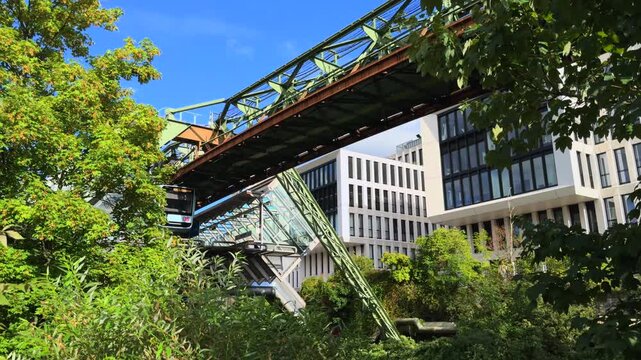 Die Wuppertaler Schwebebahn f&auml;hrt aus der Haltestelle Ohligsm&uuml;hle