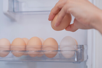 Take the eggs out of the refrigerator.  冷蔵庫から卵を取る。