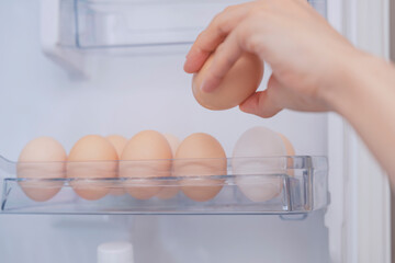 Take the eggs out of the refrigerator.  冷蔵庫から卵を取る。