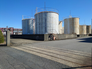 Obraz premium Liquid storage tanks in a chemical factory / 化学工場に並ぶ貯蔵タンク群