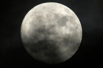 Fototapeta premium Full Moon Illuminated Against a Dark Night Sky