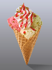 Eistuete Erdbeer Pistazie und Vanille Eiskugel mit Sahnetupfer, Eiscreme, Eiskugeln,. 
