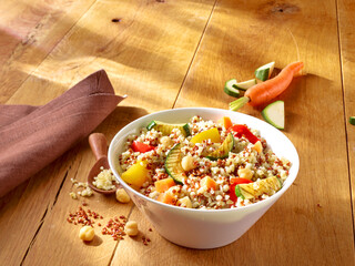Schale mit Salat mit Bulgur und Quinoa und Zucchini, Gemüse, vegetarisch, gesund, 