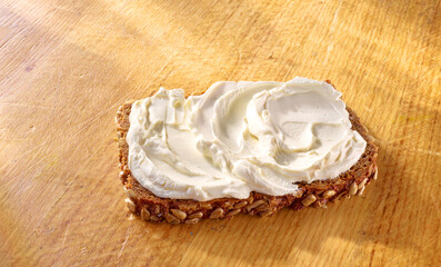 Vollkornbrot mit Quark, Frischkäse, isoliert, Streichkäse, belegtes Brot, 