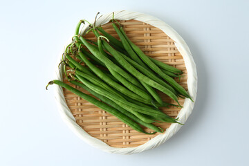 笊に盛った生のインゲン豆　白バック