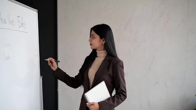 チョコレートブラウンジャケットの女性、会議室で胸上ポートレート