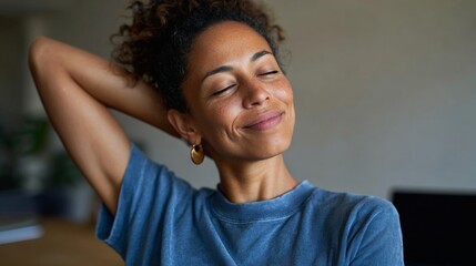 Obraz premium Woman posing for selfie, smiling, hand on head.
