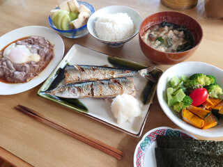 An autumn flavors: gilled salted autumn saury set meal (includes assorted sashimi, small side dishes, and dessert) / 秋の味覚，秋サンマの塩焼き定食 (お刺身の盛り合わせほか，小鉢・デザート付き)