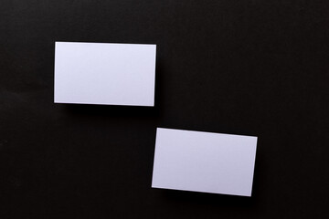 黒背景に白いカード	