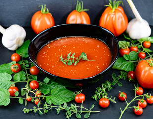 Frische Suppe aus Tomaten Solanum lycopersicum
