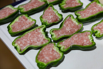 ピーマンの肉詰めを作る様子