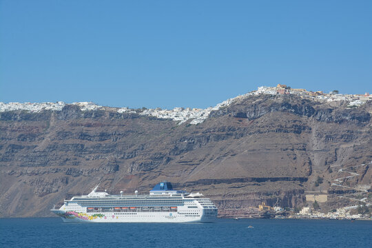 bateau de crois&egrave;re Norv&eacute;gian Sky de la compagnie Norwegian Cruise Line le 12 juin 2025 dans la caldeira de Santorin 