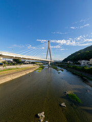 Obraz premium 朝日に照らされた阪神高速道路の新猪名川大橋