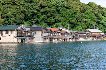 伊根町の舟屋と海の風景