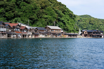 伊根町の舟屋と海の風景