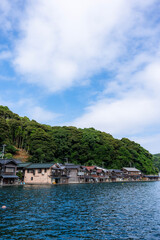 伊根町の舟屋と海の風景