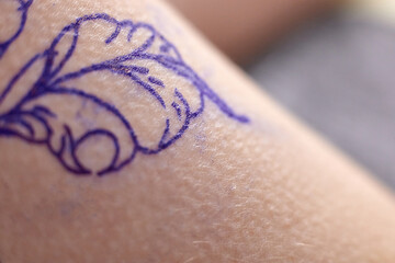 Close-up of skin tectura with a drawing of a future tattoo
