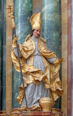 Obraz premium SALZBURG, AUSTIRA - SEPTEMBER 8 2025: The carved polychrome baroque statue of St. Ambrose in the church Kollegienkirche by Simon Thaddäus Baldauf (1677–1753)
