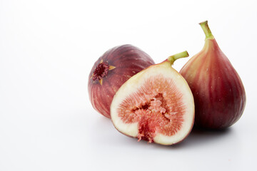 白背景に置かれた熟れて美味しそうな無花果