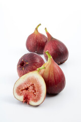 白背景に置かれた熟れて美味しそうな無花果