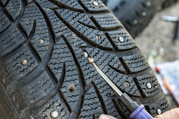 Cleaning winter tire tread before wheel balancing