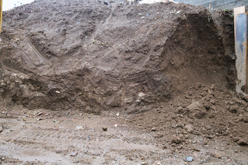 工事現場　えぐれた土の土台　細かい砂利と砂