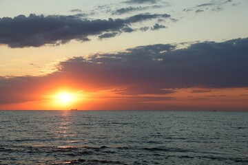 Obraz premium Picturesque view of beautiful sea at sunrise