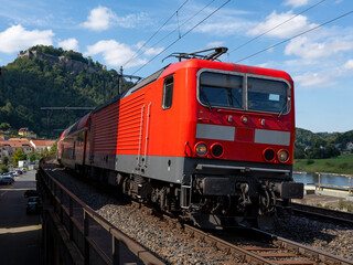 Fototapeta premium Bahnverkehr im Elbe-Tal bei Königstein/Sachsen