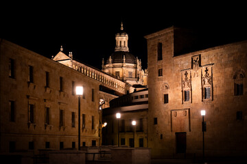 Vista nocturna dela ciudad de Salamanca.