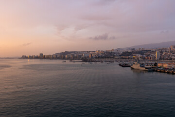 Fototapeta premium Der Hafen von Las Palmas de Gran Canaria auf der Insel Gran Canaria, Spanien, bei Sonnenaufgang