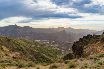 Blick vom Mirador Pico de la Gorra auf der Degollada de las Palomas auf der Insel Gran Canaria, Spanien, bei Sonnenuntergang