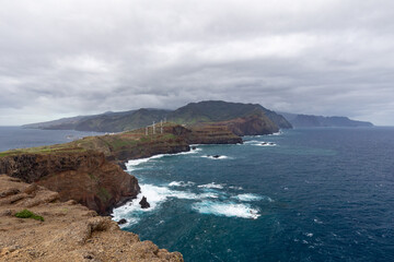 Obraz premium Blick vom Miradouro da Ponta do Rosto auf der Halbinsel Ponta de São Lourenço auf die Nordküste der Insel Madeira, Portugal
