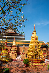 Obraz premium A visit to Wat Preah Prom Rath, a stunning Buddhist temple in the heart of Siem Reap, Cambodia.