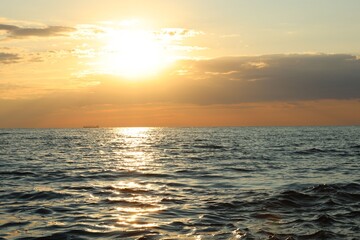 Obraz premium Picturesque view of beautiful sea at sunrise