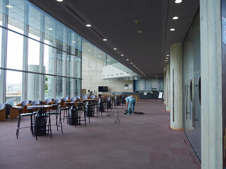 石川県立音楽堂のカフェを掃除する作業員の姿