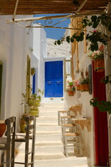 Fototapeta premium White washed alleys and houses with contrast doors