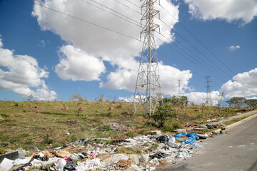 Cena urbana impactante mostra o descarte irregular de lixo e entulho em área pública. Uma realidade que alerta para a importância da consciência ambiental e da preservação dos espaços coletivos.