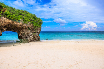 エメラルドグリーンに輝く宮古島・砂山ビーチ