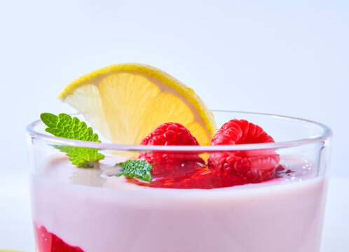  Himbeeren und Zitrone auf Dessert