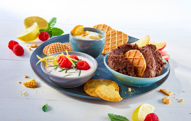 Suesse Mezze Joghurt Dessert, Waffeln, isoliert, Obst, Himbeeren, Dessert, 