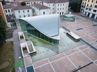 Foto aerea dell’Auditorium pubblico di Seregno, situato nel cuore della città lombarda. L’immagine cattura l’edificio moderno e funzionale e l’architettura contemporanea.