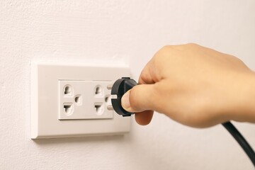 The power plug has a fuse to prevent short circuits for safety.