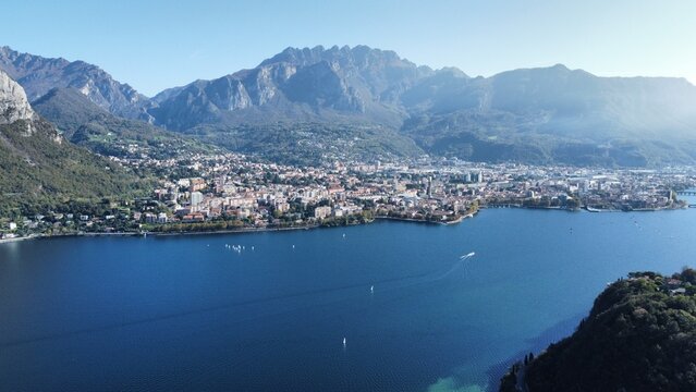 Vista aerea di Lecco con il Resegone sullo sfondo, tra lago e montagne lombarde