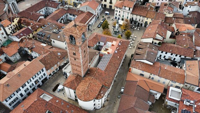 Veduta aerea della Torre del Barbarossa a Seregno, antico monumento medievale in Lombardia, simbolo storico e architettonico della citt&agrave;