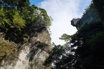 千葉県金谷鋸山見上げる地獄のぞき