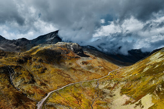 Alpenstrasse &uuml;ber den Fl&uuml;elapass, der im Katon Graub&uuml;nden von Davos nach Susch f&uuml;hrt.