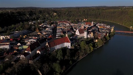 Historische Stadt Wasserburg am Inn in Bayern, Deutschland aus der Vogelperspektive. Bayerische Kultur, Altstadt, malerische Hauser und romantische Innenstadt. Perfekte Aufnahmen
